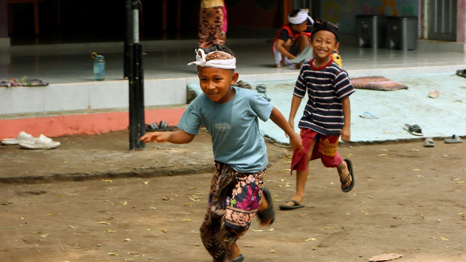 Children and volunteers in Bali